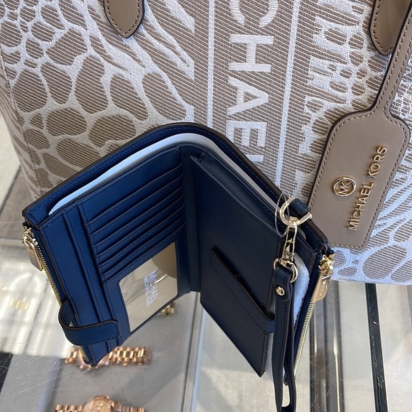 MICHAEL KORS LARGE DOUBLE ZIP WRISTLET WALLET PHONE CASE 
Navy NWT - Picture 15 of 16